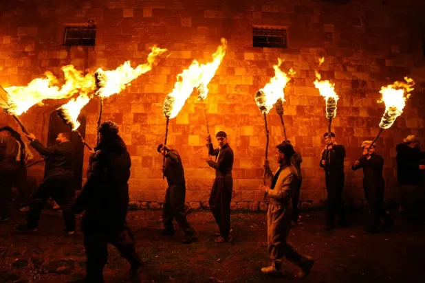 Kurds march with torches during a procession to celebrate the Nowruz New Year festival in the town of Akre in Iraq's northern autonomous Kurdish region (dpa) 