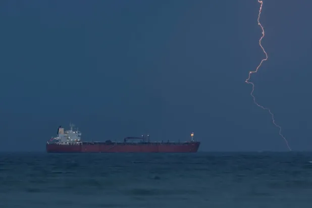 Rarity adlı petrol tankeri, Maskat’taki Sultan Kabus Limanı’na demirliyor (Reuters)