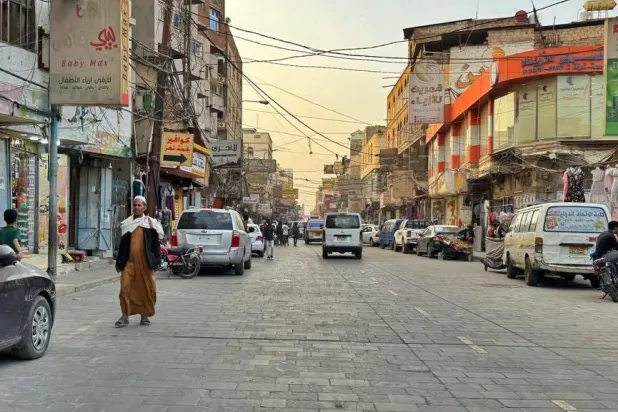 شارع الرياض حيث أشهر سوق شعبية في صنعاء يبدو خالياً من المتسوقين (فيسبوك)