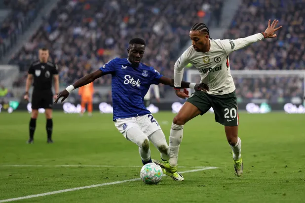 إدريسا غي خلال مواجهة فريقه أمام تشيلسي (أ.ف.ب)