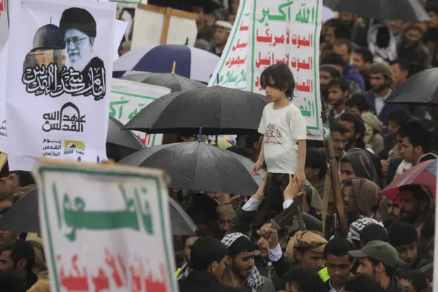 Husi liderinin çağrısıyla Sana’da İran’a destek mitinginde toplanan Husiler (EPA)