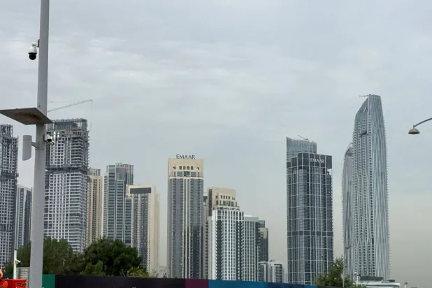 مبنى متضرر بالقرب من خور دبي بعد سقوط طائرة مسيرة عليه في دبي في 12 مارس الحالي (رويترز)