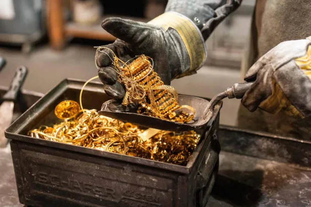تجهيز المجوهرات الذهبية قبل صهرها لإنتاج سبائك الذهب في مصفاة بفيينا (أ.ف.ب)