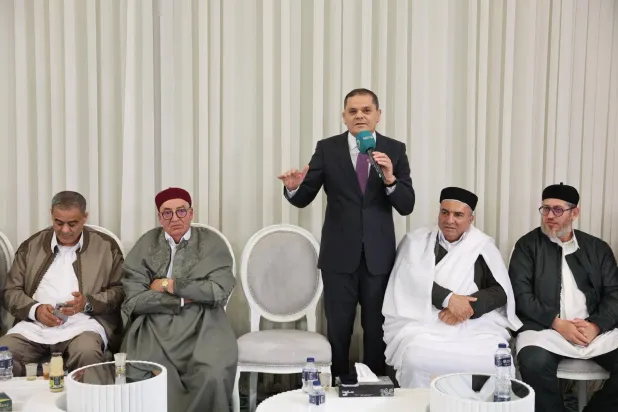 الدبيبة متحدثاً إلى عدد من الأعيان والقيادات الاجتماعية في طرابلس في مارس الجاري (مكتب الدبيبة)