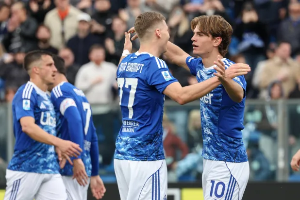 كومو رفع رصيده إلى 57 نقطة في المركز الرابع (إ.ب.أ)