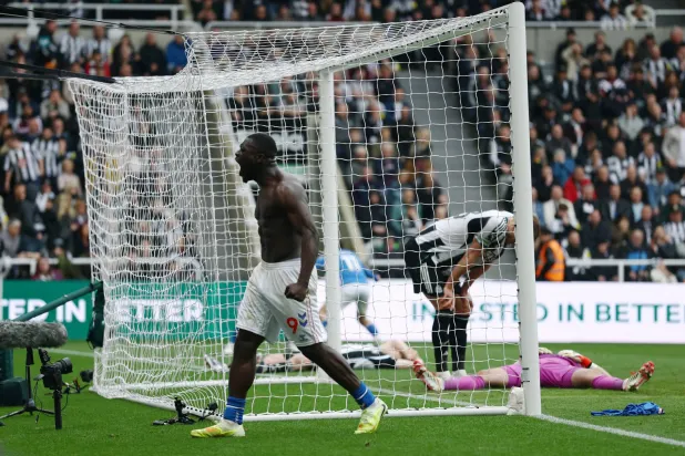 فرحة برايان بروبي بهدف الفوز (رويترز)