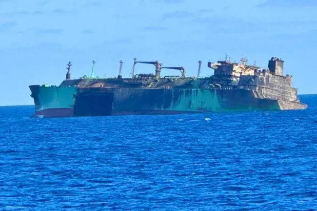 ناقلة الغاز الروسية المتضررة قبالة السواحل الليبية (المؤسسة الوطنية للنفط)