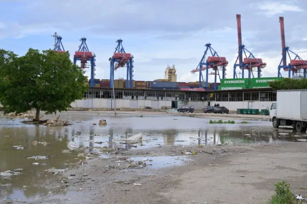 موقع مركز إيواء النازحين الذي بدأ العمل عليه في منطقة الكرنتينا بالقرب من مرفأ بيروت (الشرق الأوسط)