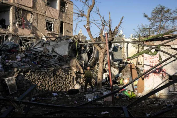 آثار الدمار ظاهرة بعد ضربة صاروخية إيرانية على مبنى بمدينة ديمونة بصحراء النقب جنوب إسرائيل السبت (أ.ف.ب)