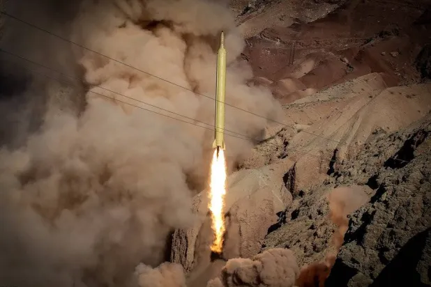 تجربة صاروخ «قدر» الباليستي فبراير 2016 وكانت أول تجربة صواريخ باليستية عقب إبرام الاتفاق النووي في فترة الرئيس الأميركي الأسبق باراك أوباما (أرشيفية - مهر)