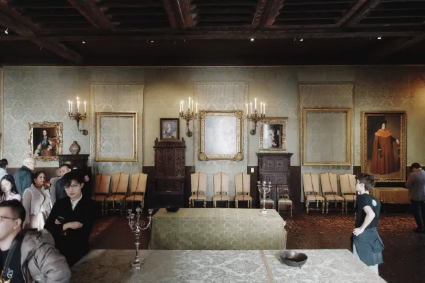 قطع اللصوص بعض اللوحات من إطاراتها التي لا تزال معلّقة أملاً في عودتها يوماً ما (نيويورك تايمز)