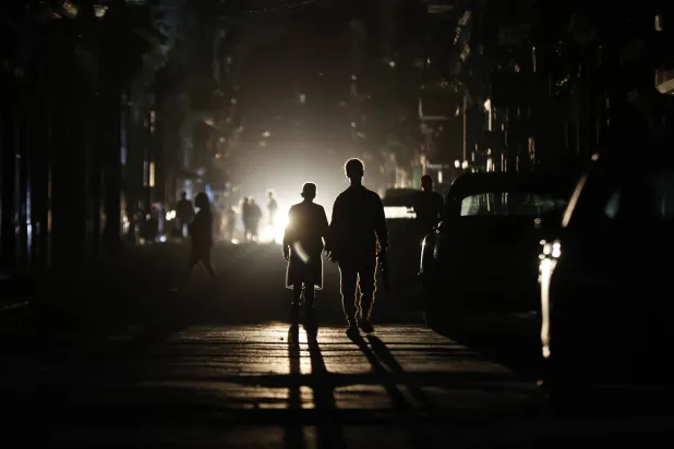 ظلام دامس جراء انقطاع الكهرباء في كوبا أمس (إ.ب.أ)