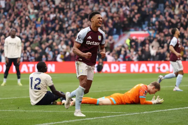 رصيد آستون فيلا إلى 54 نقطة (رويترز)