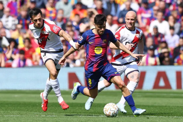 بيدري نجم وسط برشلونة (رويترز)