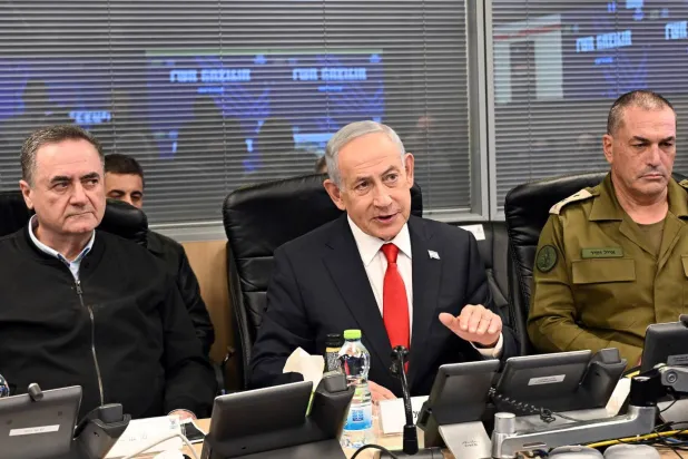 رئيس الوزراء الإسرائيلي بنيامين نتنياهو متوسطاً وزير الدفاع إسرائيل كاتس (يساراً) ورئيس الأركان إيال زامير (د.ب.أ)