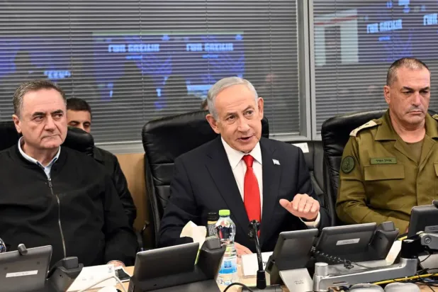 İsrail Başbakanı B,nyamin Netanyahu, yanında Savunma Bakanı Israel Katz (solda) ve Genelkurmay Başkanı Eyal Zamir ile birlikte, (DPA)