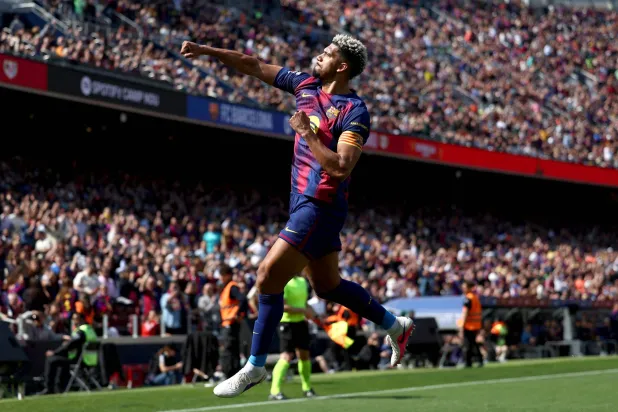 رونالدو أراوخو يحتفل بهدف ببرشلونة في فاييكانو (أ.ف.ب)