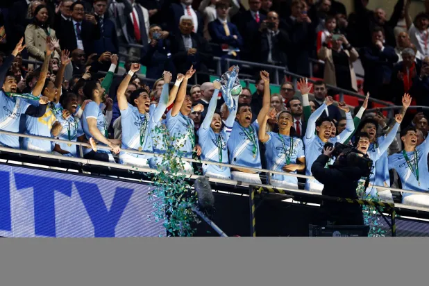 لاعبو مان سيتي يرفعون كأس الرابطة الإنجليزية للمرة التاسعة (إ.ب.أ)