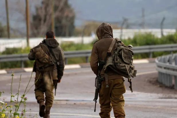 جنديان إسرائيليان خلال دورية قرب الحدود اللبنانية - الإسرائيلية (أ.ف.ب)