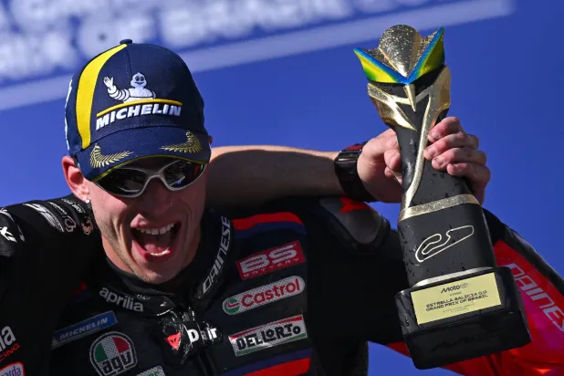 ماركو بيتسيكي متسابق أبريليا يحتفل بلقب البرازيل (إ.ب.أ)