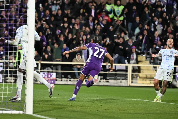 شير ندور يحتفل بهدف التعادل للفيولا في مرمى الانتر (إ.ب.أ)