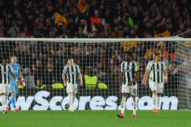 لاعبو نيوكاسل انهاروا أمام برشلونة في مباراة الإياب (رويترز)