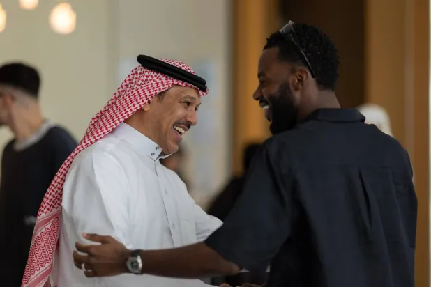 صالح الداود مدير المنتخب السعودي في حديث مع حسان تمبكتي (المنتخب السعودي)