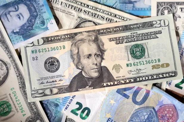 أوراق نقدية من الدولار الأميركي واليورو والجنيه الإسترليني (رويترز)