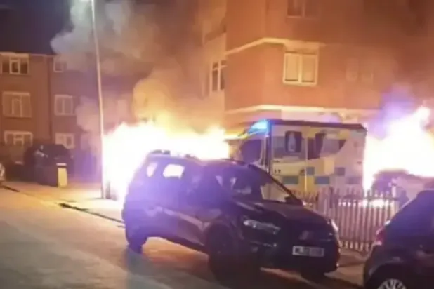 İnternette dolaşan bir fotoğrafta Londra'da ambulansların alevler içinde olduğu görülüyor