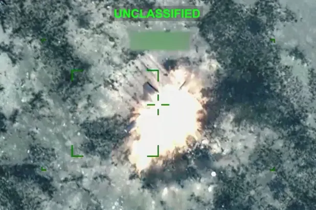 ABD Merkez Komutanlığı tarafından yayınlanan, İran'a ait bir hedefe düzenlenen İHA saldırısı sonucu meydana gelen patlamanın görüntüsü (Reuters)