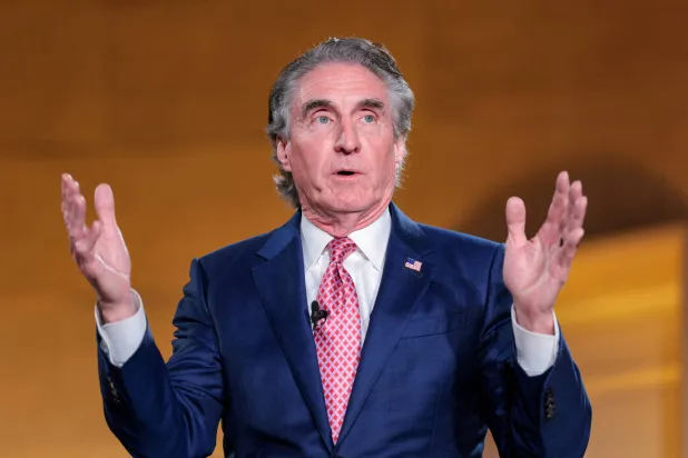 وزير الداخلية الأميركي دوغ بورغوم يلقي كلمة خلال قمة البنية التحتية لعام 2026 (أرشيفية - رويترز)