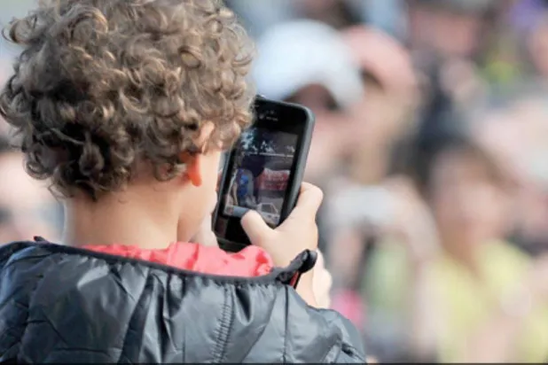 يؤثر استخدام الأطفال للهواتف على النوم وصحتهم العقلية (أرشيفية-أ.ف.ب)