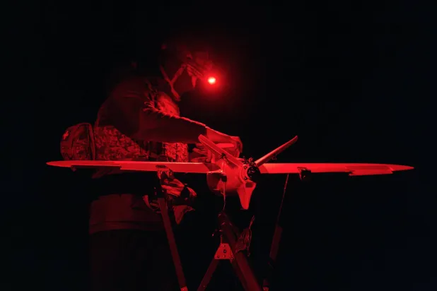 جندي أوكراني من اللواء 127 يطلق مسيَّرة للبحث عن مسيَّرات هجومية روسية في الجبهة الأمامية بمنطقة خاركيف 13 مارس 2026 (أ.ب)