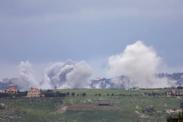 تصاعد الدخان عقب غارة إسرائيلية على جنوب لبنان (رويترز)