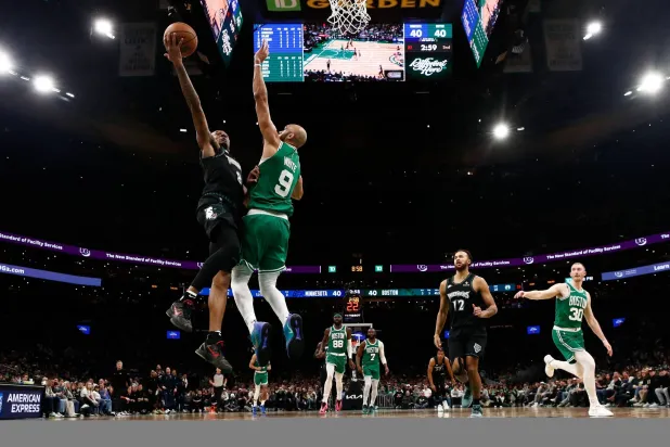 تمبروولفز رفع رصيده إلى 44 فوزاً و28 خسارة في المركز السادس (أ.ف.ب)