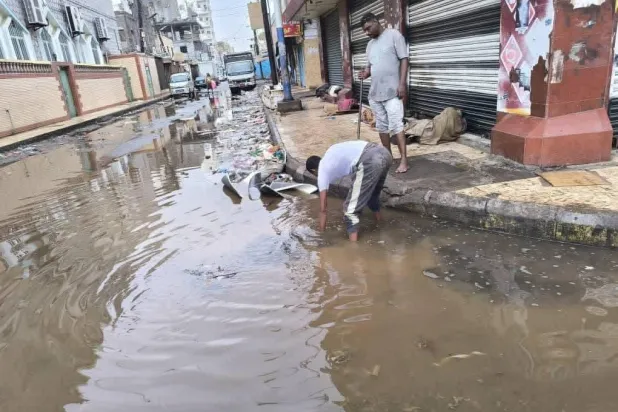 سكان عدن أفاقوا على شوارع غمرتها مياه الأمطار (إعلام محلي)