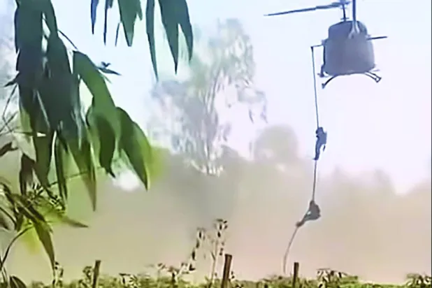 جنود من جيش مالي خلال إنزال لمطاردة مسلحين من «القاعدة» في إحدى الغابات (أرشيفية - إعلام محلي)