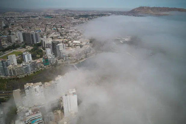 الضباب يُغطي المحيط الهادئ بالقرب من حي بارانكو في ليما (أ.ب)