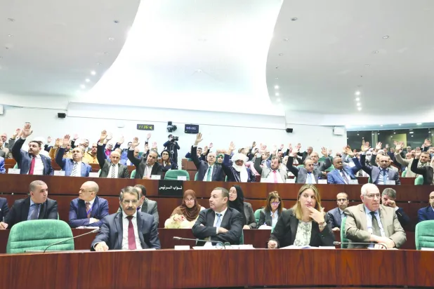 جانب من جلسة مصادقة النواب على حزمة قوانين الإصلاحات (أرشيفية - البرلمان الجزائري)