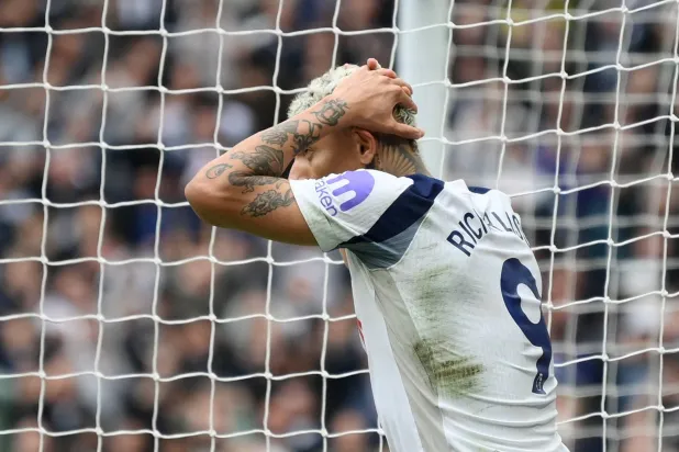 هل يتفادى مسؤولو النادي هبوطاً سيكون الأول منذ 1977 (رويترز)