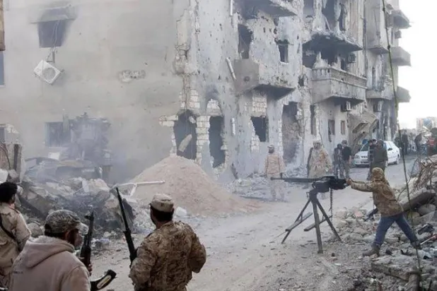 عناصر من «الجيش الوطني» الليبي أثناء مواجهات سابقة مع «مجلس شورى ثوار بنغازي» في شرق البلاد - 1 أبريل 2015 (أرشيفية من «رويترز»)