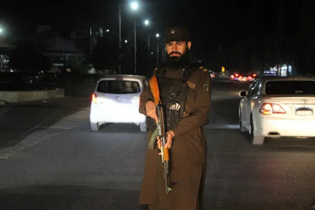 عناصر من أمن «طالبان» يقفون عند نقطة تفتيش على طريق في قندهار (أ.ف.ب)