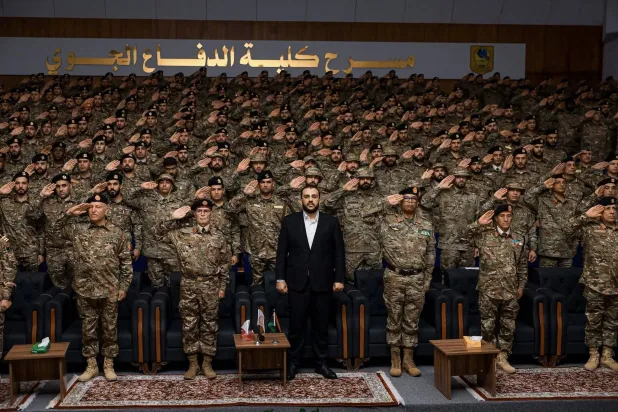 الزوبي وكيل وزارة الدفاع بـ«الوحدة» يتوسط جمع من قوات غرب ليبيا (وزارة الدفاع بغرب ليبيا)