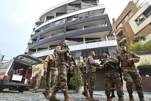 جنود لبنانيون يؤمّنون موقع تعرّض لغارة إسرائيلية استهدفت شقة في الحازمية، شرق بيروت 23 مارس 2026 (أ.ف.ب)
