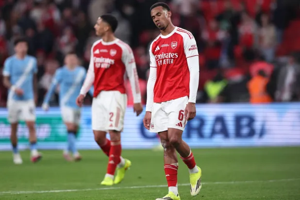 غابرييل ماغالايش مدافع آرسنال خارج معسكر البرازيل (رويترز)