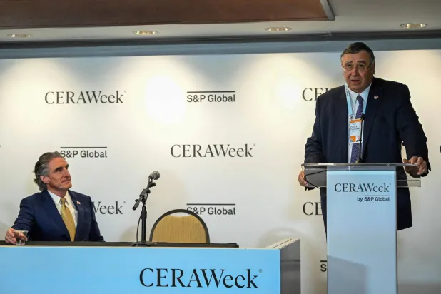 وزير الداخلية الأميركي دوغ بورغوم يستمع إلى الرئيس التنفيذي لشركة «توتال» متحدثاً في مؤتمر «سيراويك» (أ.ف.ب)