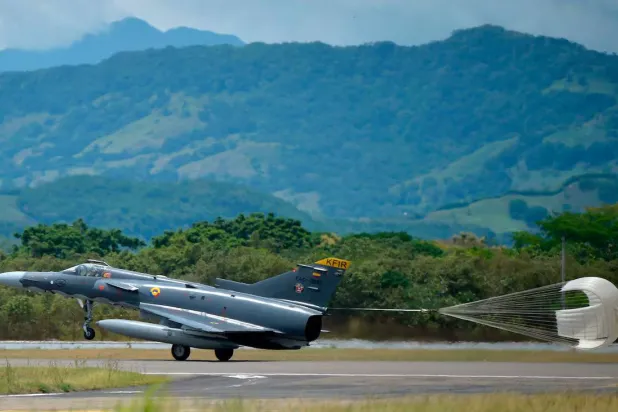 طائرة مقاتلة من طراز «كفير» تهبط بقاعدة «قيادة القوات الجوية» في بويرتو سالغار بكولومبيا يوم 20 يوليو 2020 (أ.ف.ب)