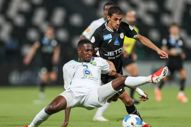 من مباراة الشباب والنهضة العماني في «دوري أبطال الخليج» (تصوير: سعد العنزي)