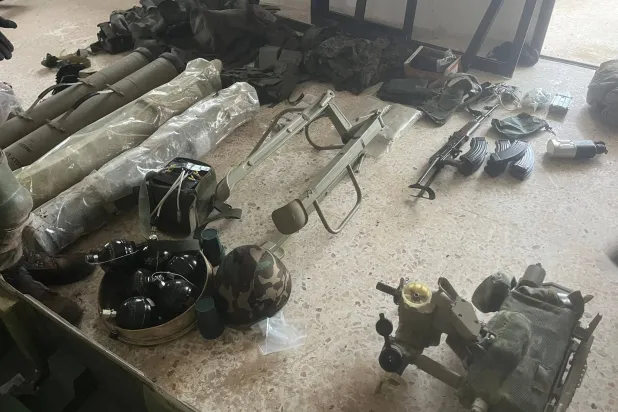 صورة نشرها المتحدث باسم الجيش الإسرائيلي أفيخاي أدرعي مساء الاثنين وقال إنها للأسلحة التي صادرها بعد استسلام عناصر «فرقة الرضوان»