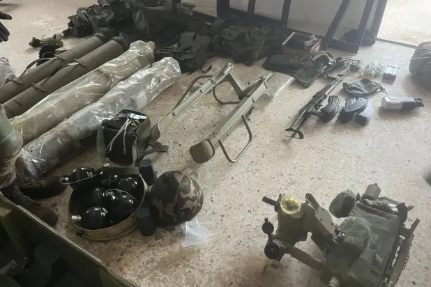 İsrail ordusu sözcüsü Avichay Adraee'nin dün akşam paylaştığı ve Rıdvan Gücü üyelerinin teslim olmasının ardından ele geçirilen silahlara ait olduğunu belirttiği fotoğraf